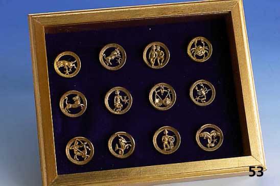 Komplettes Set von 12 Sternzeichenbroschen, alle sign. Trifari, USA um 1955, Metall verg., in reprÄsentativer Schatulle auf blauem Samt, aus ...