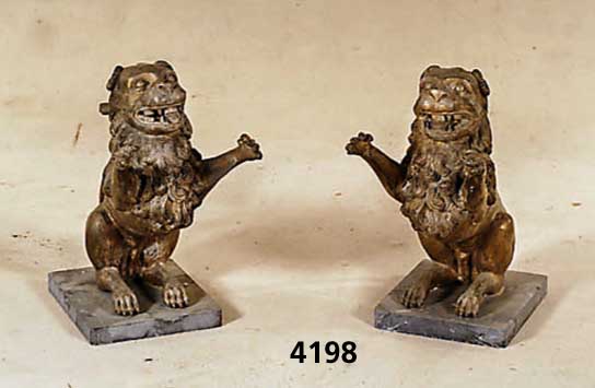 2 LÖwen, nach Vorbild der Renaissance, asiatischen Urspungs, Bronzeguß mit Marmor- platte, sehr dekorativ, Gebrauchsspuren, ca. 56x28x58 cm