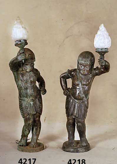 Leuchter in Form von Ägyptischen FackeltrÄgern , Bronzeguß, patiniert, elektrifiziert, nicht geprÜft, sehr dekorativ, H. ca. 126 cm