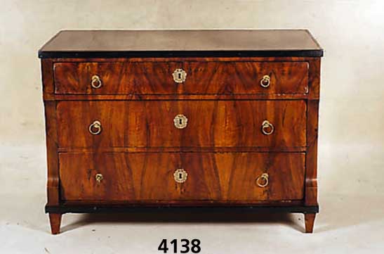 Biedermeierkommode, Donaumonarchie, um 1830/40 , Nußbaumfurnier, obere gewellte Schublade leicht hervorkrakend, darunter 2 weitere Schubladen, ...