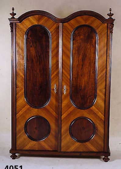Schrank, deutsch, um 1880/90, Nußbaumfurnier , im Stil des "Wiener Barock", zweitÜrig, zer- legbar, sparsame Schnitzerei, leicht ...