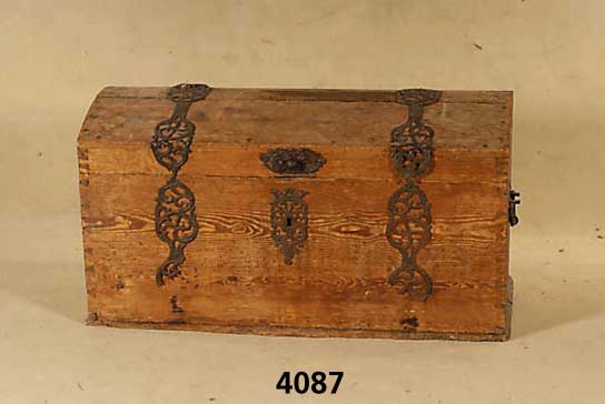 Buckeltruhe, deutsch, um 1800, Weichholz, EisenzierbeschlÄge, z.T. beschÄdigt, Schloß fehlt, wurmstichig, ca. 62x115x47 cm