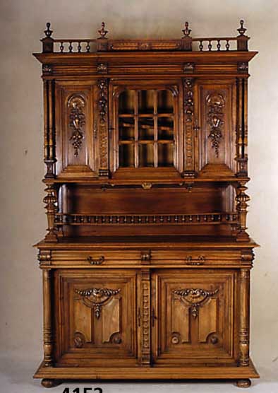 Vielzweckschrank, Belgien, um 1890/1900, Korpus Weichholz, auf Rahmen gearbeitet, z.T. Nußbaum massiv, bzw. Nußbaumfurnier, Front mit reicher ...
