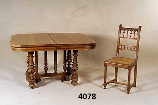 Tisch, Frankreich, um 1890/1900, ausziehbar, StÜtzteile und Beine in Balusterform, gerieft , in sich 7-fach reich gegliedert, Wangenteile ...