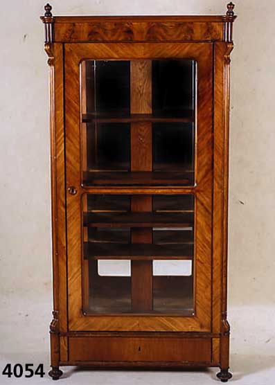 Vitrine, deutsch, um 1860, Korpus Weichholz, Mahagoni- und Pyramidenmahagonifurnier, z.T. gespiegelt, Hinterteil und Seiten sekundÄr verspiegelt ...
