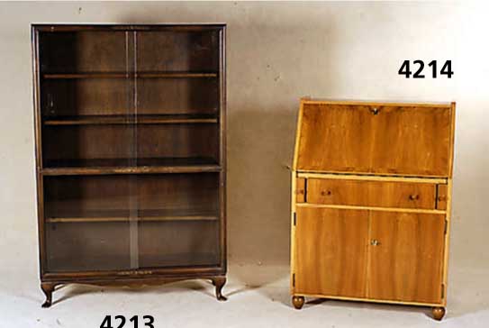 Vitrinenschrank, deutsch, um 1960, Korpus Weichholz, Nußbaum massiv, sparsame Schnitzrei aus dem Vollholz, original Einlegeboden, original Glas, ...