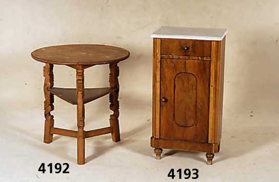 Nachttisch, deutsch, um 1850/60, Korpus Weichholz, Wurzelnußfurnier gespiegelt, Lisenen breit gerieft, Marmorplatte sekundÄr, beschÄdigt, ca. ...