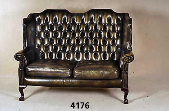 2-sitzer Sofa, England, 60er Jahre, viktori- anischer Stil, KlauenfÜße, auf Mahagoni ge- beizt, 2 lose Sitzkissen, RÜcken genoppt und geheftet, ...