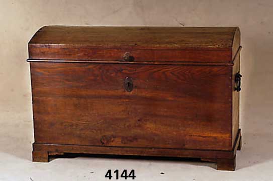 Reisebuckeltruhe, sÜddeutsch, um 1820/30, Eiche massiv, original Schloß, Habe fehlt, original Dokumentenfach, FÜße ergÄnzt, leicht ...