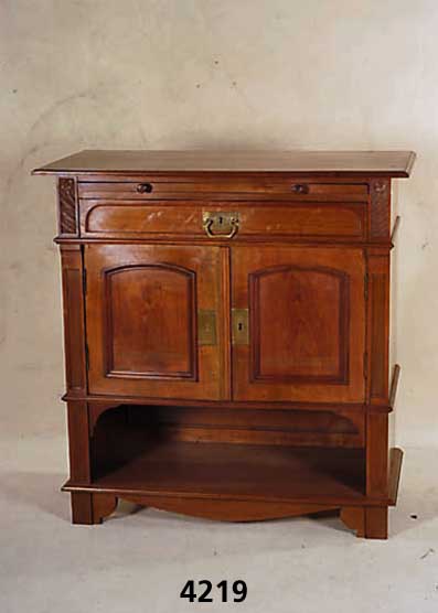Schrank, deutsch, um 1900/05, Jugendstil mit wenigen klassizistischen Elementen, ursprÜng- lich mit Aufsatz, dieser fehlt, Korpus Weich- holz, ...