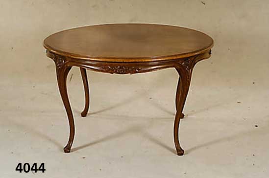 Runder Clubtisch, deutsch, 30er Jahre, Barockstil, Gestell Nußbaum massiv, gerillt, breit gerillt, Blumenschnitzerei aus dem Voll- holz, abstrakt ...