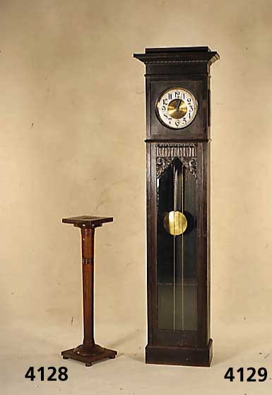 Standuhr, deutsch, um 1912/15, Korpus Weich- holz, Eiche massiv, Eichefurnier, aufgelegete Schnitzerei, AkanthusblÄtter und Zahnfries- verzierung, ...