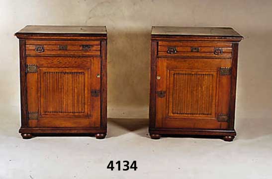 Buffetdoppelschrank, wohl Kopenhagen, um 1900/ 10, wohl fÜr Hotel und Restaurant, auf Rahmen gearbeitet, z.T. Eiche massiv, Eiche- furnier, Front ...