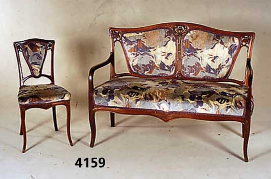 Salongruppe, wohl Frankreich, um 1900/05, Jugendstil mit leichten BarockansÄtzen, Maha- goni massiv, bestehend aus Sitzbank und 2 StÜhlen, ...