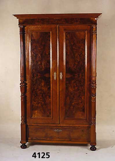 GrÜnderzeitschrank, deutsch, um 1890/1900, Korpus Weichholz, Inlets Wurzelnußfurnier doppelt gespiegelt, 3/4-SÄulen gedrechselt, z.T. auf ...