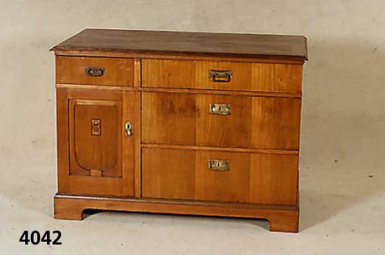 Kommode, deutsch, um 1903/05, Korpus Weich- holz und Buche, asymetrisch angeordnet, 3 Schubladen, bzw. Schublade mit TÜr, z.T. original ...