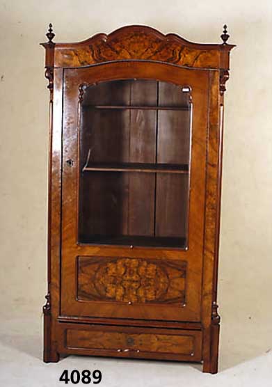 Vitrinenschrank, mitteldeutsch, um 1860, Korpus Weichholz, Wurzelnußfurnier gespiegelt, sogenannte BrezelfÜllungen, sehr lebhaftes Bild, ...
