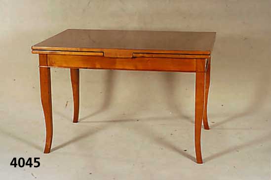 Ausziehtisch, Biedermeierstil Kirschbaum massiv, Kirschbaumfurnier, Beine leicht geschweift, sehr dynamisch, handpoliert, wohnfertig, ca. ...