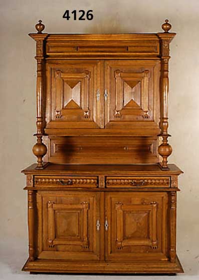 Vielzweckschrank, Belgien, um 1890/1900, Korpus Weichholz/Hartholz, Front gedrechselte SÄulen, balusterfÖrmig, aufgesetzte Schnitzer- eien aus ...