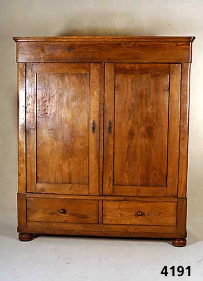 SpÄtbiedermeierschrank, wohl mitteldeutsch, um 1830/40, RÜster massiv, bzw. RÜsterfurnier, 2 Schubladen, BeschlÄge sekundÄr, auf Rahmen ...
