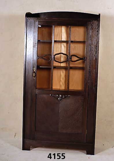 Jugendstilvitrine, deutsch, um 1905/10, große NÄhe zu Darmstadt, Korpus Weichholz, Eiche und Buche, Eichefurnier, glatte Form, auf Rahmen ...