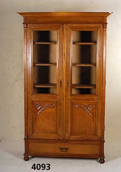 WÄscheschrank, deutsch, um 1900/10, Korpus Weichholz, Eiche, Mahgonifurnier, Inlets abstrakt floral aus dem Vollholz geschnitzt, Lisenen 5-fach ...