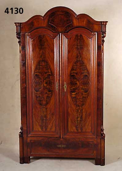 Kleiderschrank, wohl Österreich, um 1860/70, Korpus Weichholz, Pyramidenmahagonifurnier, doppelt bzw. 4-fach gespiegelt, aufgesetzte Schnitzerei ...