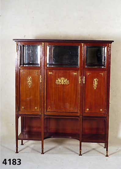 Ziervitrinenschrank, deutsch, um 1900, wohl Dresden, Korpus Buche massiv, Mahagonifurnier gespiegelt, facettierte GlÄser, RÜckseite ver- ...