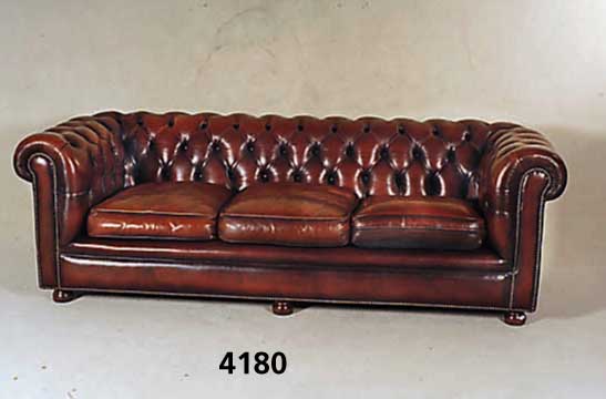 3-sitzer Sofa, wohl England, 50er/60er Jahre, lose Kissen, RÜcken und Seiten genoppt und geheftet, rÖtlich-braunes Leder von guter QualitÄt, 1 ...