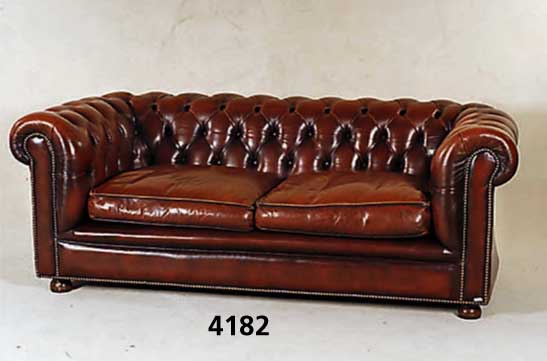 2-Sitzer Sofa, wohl England, 50er/60er Jahre, lose Kissen, RÜcken und Seiten genoppt und geheftet, rÖtlich-braunes Leder von guter QualitÄt, ...