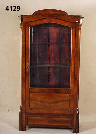 Schrank, mitteldeutsch, um 1840/50, Korpus Weichholz und Buche, z.T. auf Rahmen gearbei- tet, Pyramidenmahagonifurnier 4-fach gespie- gelt, ...