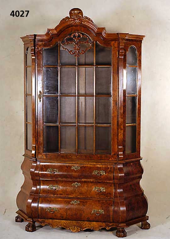 HollÄndische Vitrine, im Stil von 1760/70, allseitig gebaucht und geschweift, Weichholz, Eiche und Buche, Wurzelnußfurnier, vielfach gespiegelt, ...