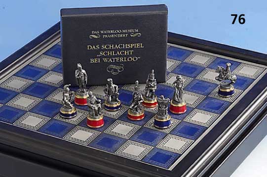 Schachspiel, FRANKLIN MINT, "Die Schlacht bei Waterloo", Figuren Zinn, blau und rot lackiert, Figuren in Form von verschiedenen ...