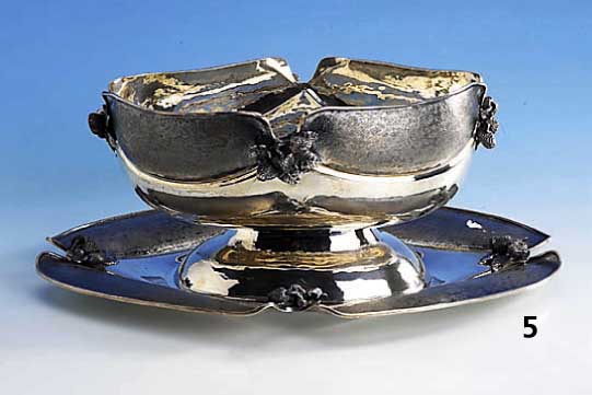 Anbietschale auf Unterteller, 900er Silber, teilsatiniert, vollplastische Erdbeeren, aufwendig, total ca. 1370 g, ca. 15 x 34 x 27 cm