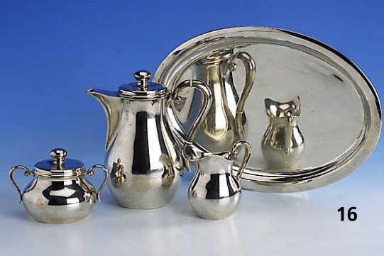 Kanne, Sahnegießer und Zuckerdose auf Tab- lett, 800er Silber, deutsch, glatte zeitlose Form, Meistermarke LÄger & Cie., Hanau, Kannendeckel ...