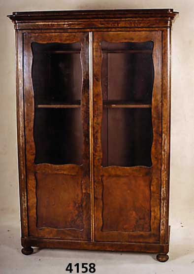 Vitrinenschrank, deutsch/mitteldeutsch (?), um 1835/40, Korpus Weichholz, z.T. auf Rahmen gearbeitet, Wurzelnußfurnier, vielfach gespiegelt, ...