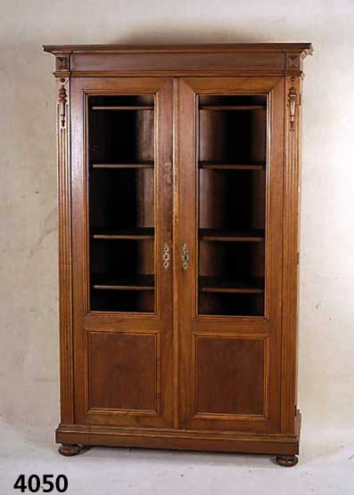 WÄscheschrank, deutsch, um 1890/1900, Korpus Weichholz, Nußbaum, Wurzelnußfurnier, Lisenen 4-fach gerillt, Leisten doppelt getreppt, original ...