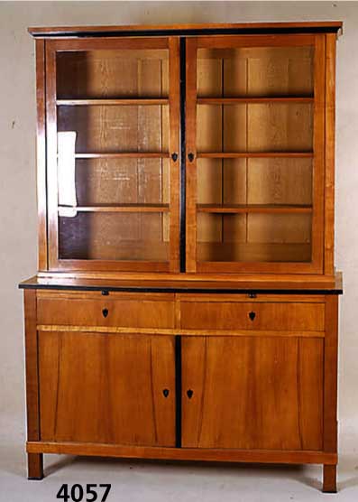 Aufsatzschrank, deutsch, um 1906/08, im Stil von 1810/20, klassizistisch, z.T. auf Rahmen gearbeitet, Korpus Weichholz/Eiche massiv, Kirschbaum ...