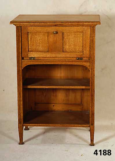 Ablegeschrank, deutsch, um 1900/05, starker Einfluß von Darmstadt, auf Rahmen gearbeitet, Korpus Weichholz, Eiche massiv, Eichefurnier, Oberteil ...