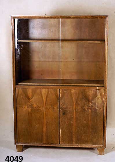 Vielzweck- bzw. Vitrinenschrank, deutsch, 30er Jahre, Rahmen Buche massiv, Front fenster- artig angeordnet, 2-tÜrig, Wurzelnußfurnier 4-fach ...