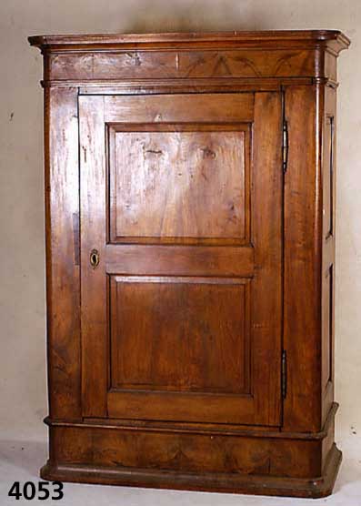 Biedermeierschrank, deutsch/Pfalz, um 1820/30, Korpus z.T. Weichholz, Front und Seiten Nußbaum massiv, bzw. dickes Nußbaumfurnier, z.T. ...