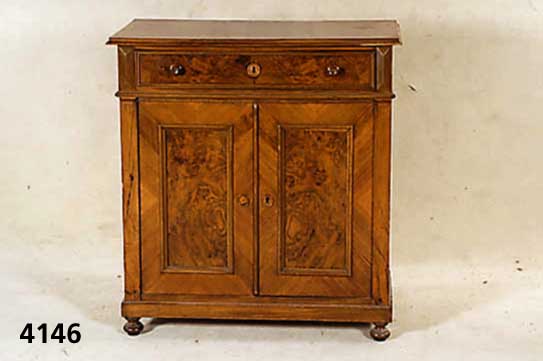 2-tÜriges SchrÄnkchen, deutsch, um 1890/1900, Korpus Weichholz, Wurzelnußfurnier, z.T. ge- spiegelt, Front auf Rahmen gearbeitet, ...