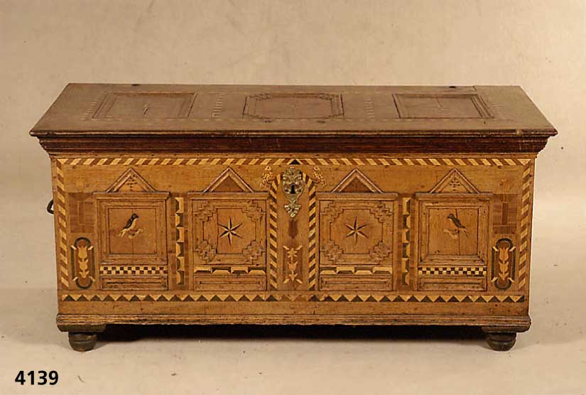 sogenannte Finkentruhe, deutsch/Marburger Raum , um 1780/1810, Korpus Weichholz und Eiche massiv, komplett auf Rahmen gearbeitet, Inlets mit Stern- ...