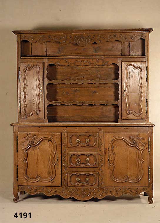 VielzweckmÖbel, Elsaß/Lothringen, um 1770/1810 , Korpus z.T. Weichholz, Front und Seiten Eiche massiv, Schnitzereien aus dem Vollholz, schÖne ...