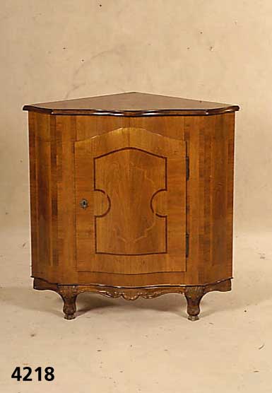 Eckschrank, Italien, 50er Jahre, Korpus Weichholz/Hartholz, florentinischer Stil, Front und Seiten einfach geschwungen, Zarge sparsame Schnitzerei ...