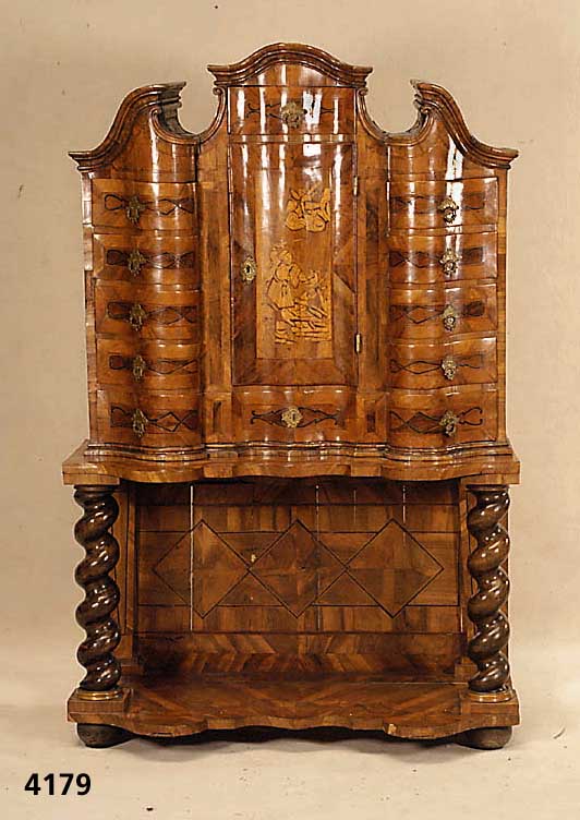 Tabernakelaufsatzschrank, wohl Franken, Ober- teil um 1750/60, Korpus Weichholz, Front 6-fach geschwungen, Giebel gesprengt, 8-fach geschwungen, ...