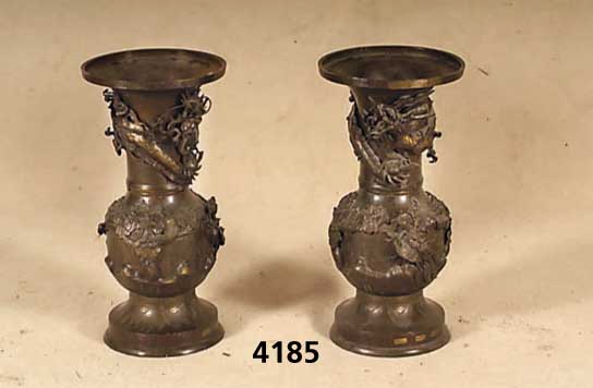 2 japanische Vasen, fÜr RÄucherstÄbchen, Gelbguß/Messing, BalusterfÜße, z.T. anachro- nistisch, vollplastisch aufgelegter Drache, 3-zehig, ...