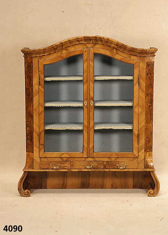 Vitrinenaufsatz, deutsch/wohl MÜnchner Raum, um 1750, Korpus Weichholz, Nußbaumfurnier, Wurzelnußfurnierr, z.T. gespiegelt, hervor- ragende ...