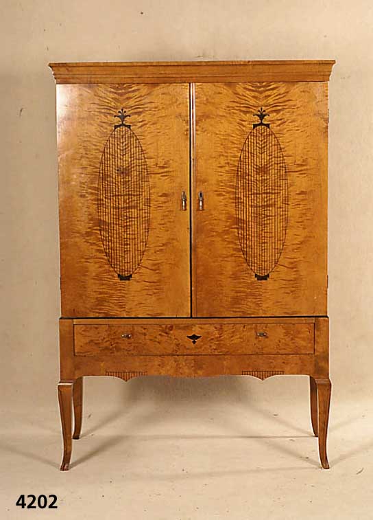 Vielzweckschrank, Schweden, um 1928/32, Korpus Buche und Weichholz, Birkefurnier bzw. Birkewurzelfurnier, gespiegelt, schwarze ab- strakt florale ...