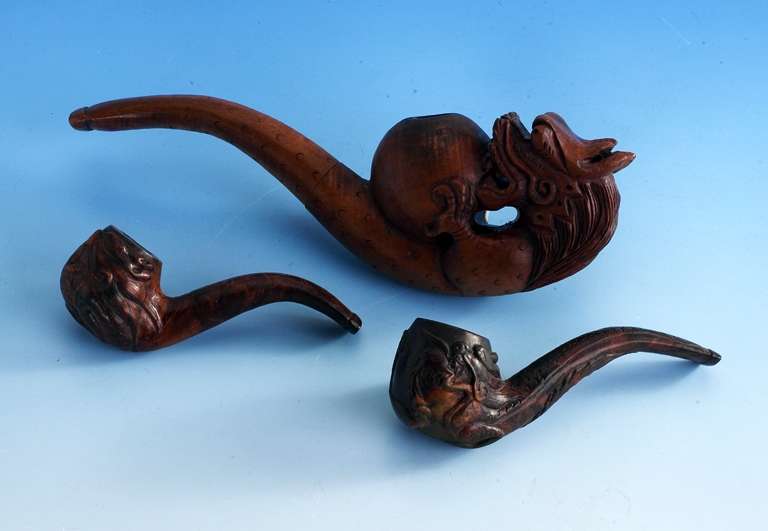 Konvolut 3 Pfeifen 1900-1920, 2 x Bruyere, 1 x Nußbaum, Drachenmotiv (Feuer), z.T. vollplastisch, L ca. 12.5/13 und 24 cm